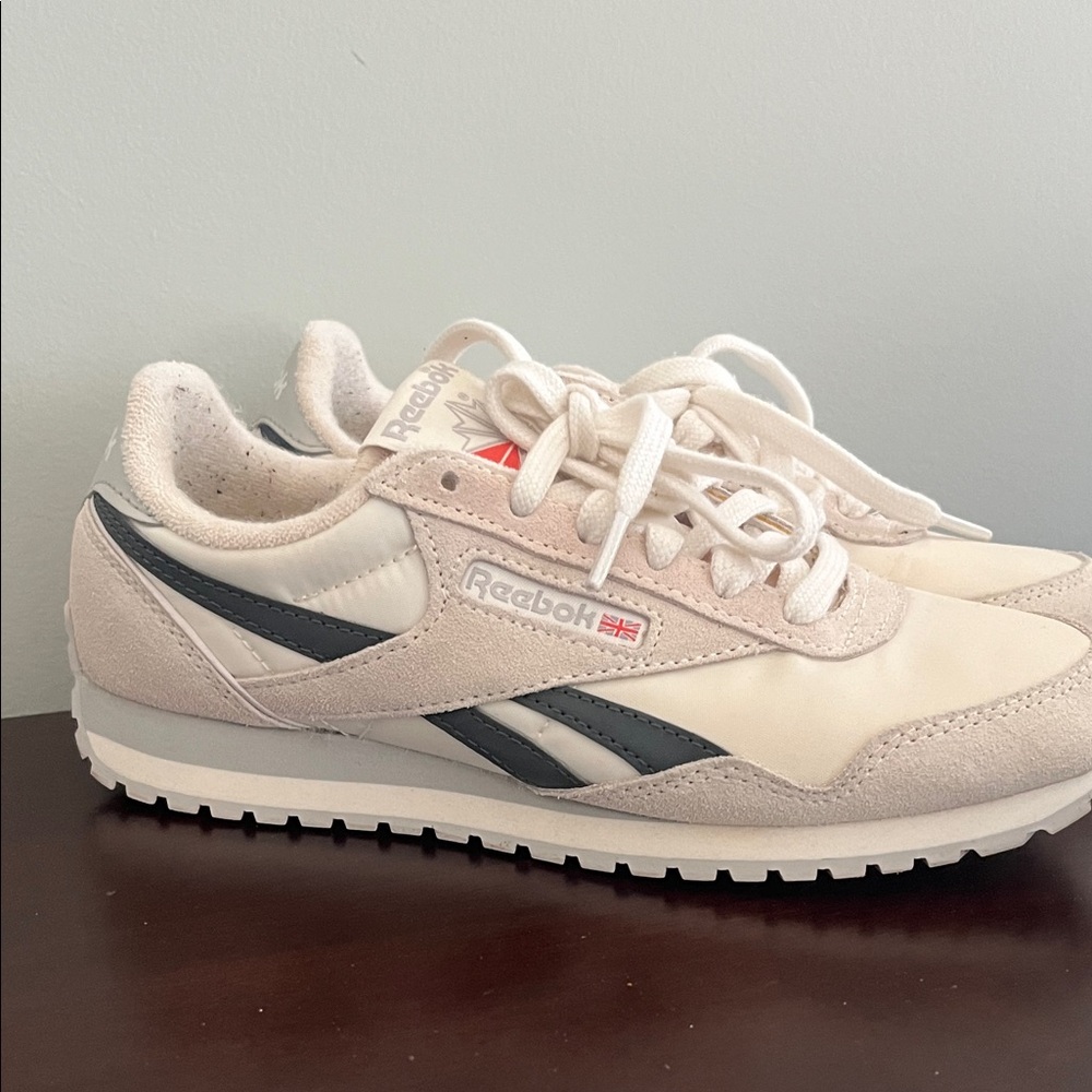 Women’s Reebok Vintage look Sneakers